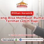 Tangan seseorang sedang menyentuh display keramik dinding bermotif marmer putih yang bersih sebagai visual pilihan keramik yang bisa membuat rumah terlihat lebih rapi