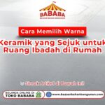 Sebuah ruang ibadah dengan lantai keramik abu-abu terang yang luas dan sejuk sebagai ilustrasi cara memilih warna keramik yang sejuk untuk ruang ibadah di rumah