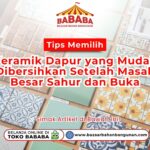 Berbagai contoh pilihan motif keramik dapur yang cantik dan mudah dibersihkan di atas meja pajang sebagai visual utama