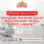 Ruang tamu modern yang luas dengan lantai keramik putih mengkilap sebagai visual psikologi warna putih bikin rumah terasa lebih lapang