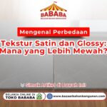 Perbandingan dua keping granit abu-abu dengan tekstur satin yang halus dan tekstur glossy yang mengkilap bersandingan di atas meja kayu