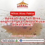 Tumpahan air teh berwarna cokelat di atas lantai keramik putih yang terlihat kusam dan kotor sebagai bahan eksperimen pembersihan