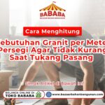 Seorang tukang sedang berlutut di lantai sambil menggunakan meteran untuk mengukur area ruangan yang sedang dalam tahap renovasi
