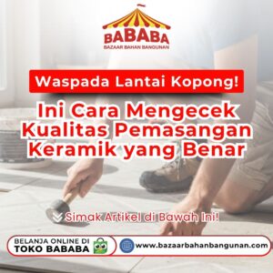 Seorang staf pria sedang berjongkok dan mengetuk permukaan lantai keramik cokelat menggunakan obeng untuk mengecek bunyi kopong