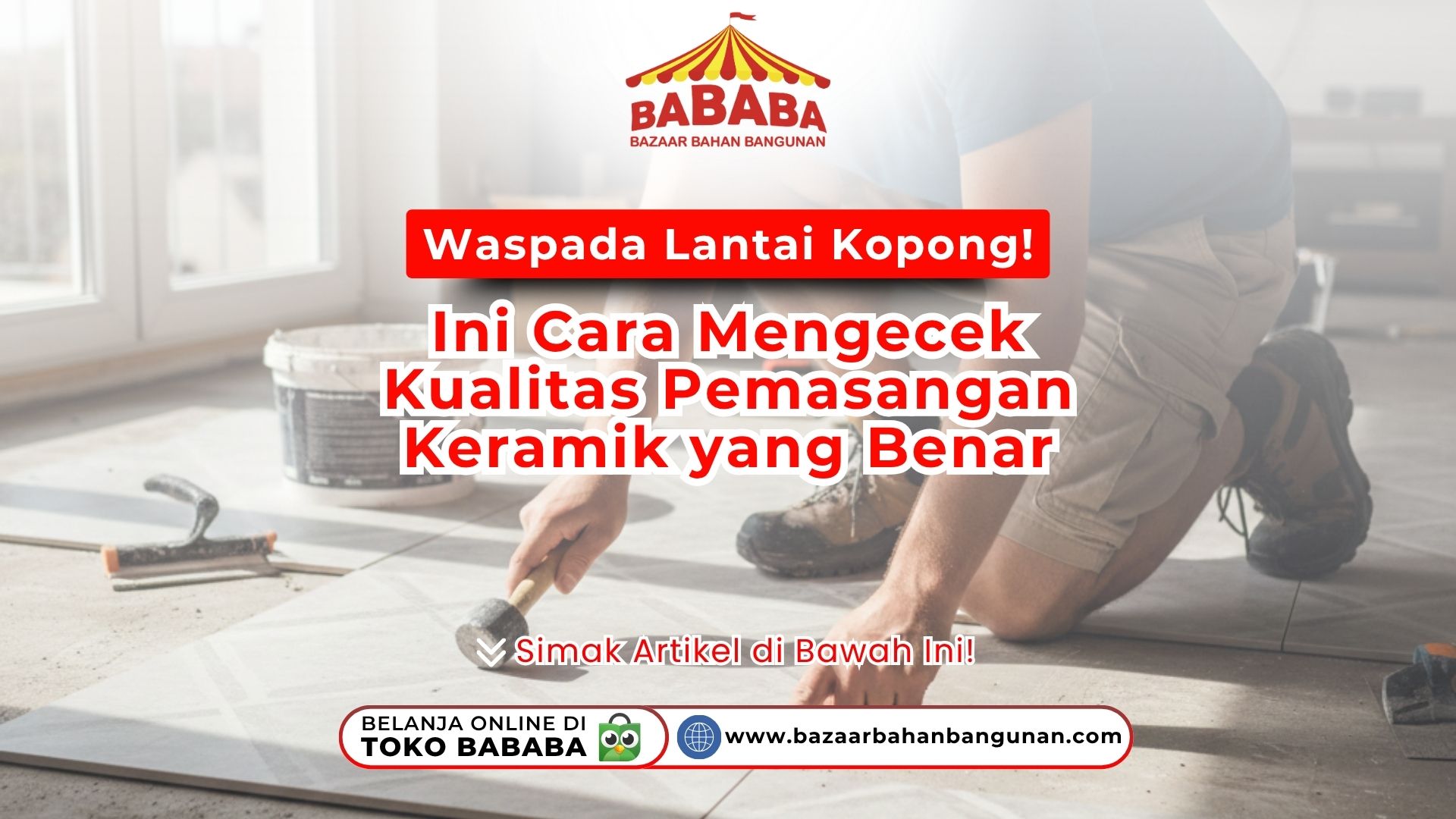 Seorang staf pria sedang berjongkok dan mengetuk permukaan lantai keramik cokelat menggunakan obeng untuk mengecek bunyi kopong