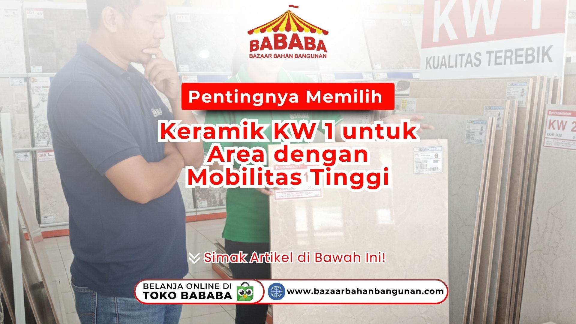 Seorang pelanggan pria sedang berdiskusi dengan staf toko BABABA sambil memperhatikan kepingan keramik lantai berkualitas KW 1