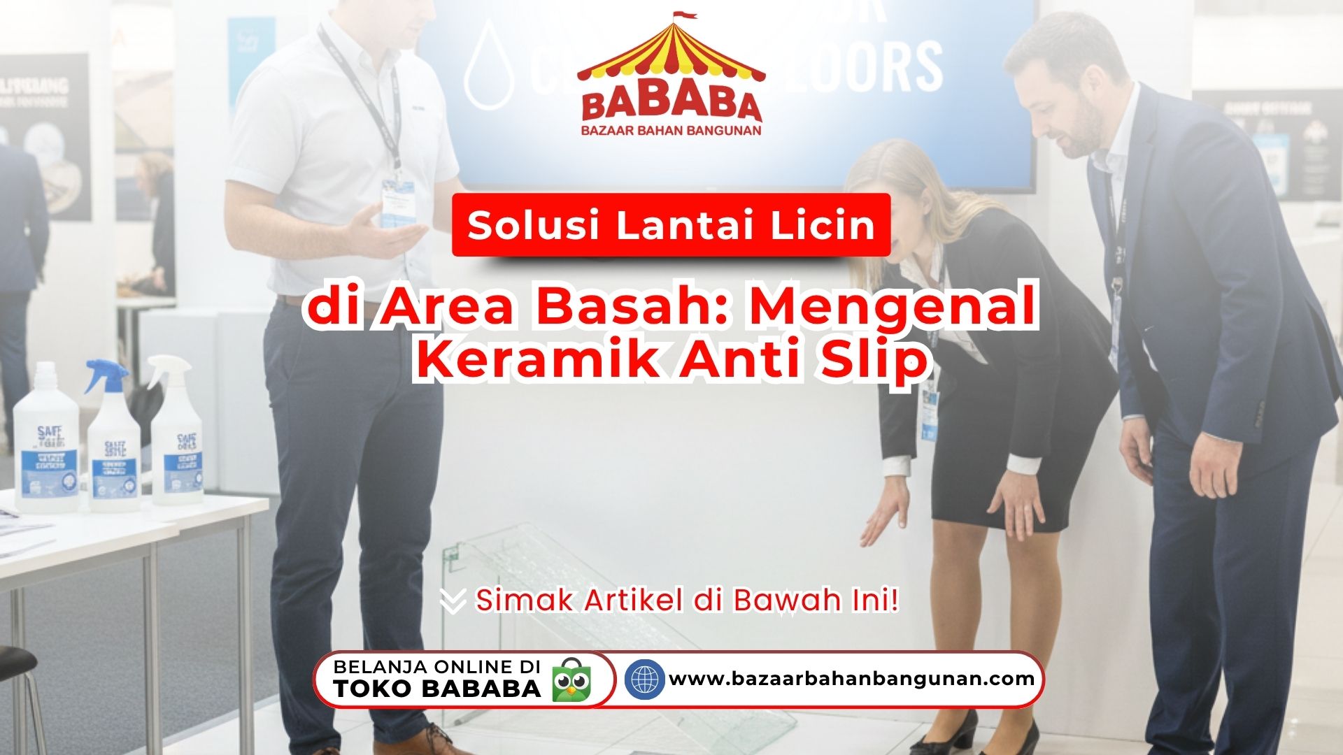 Seorang staf profesional sedang menjelaskan perbedaan tekstur keramik anti slip kepada pelanggan di showroom BABABA