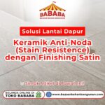Tumpahan cairan kopi di atas permukaan ubin abu-abu sebagai contoh penerapan Solusi Lantai Dapur anti noda Toko Bababa