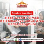 Seorang wiraniaga sedang menunjukkan sampel contoh keunggulan Double Loading Pada Granit tahan gores kepada sepasang konsumen di Toko Bababa