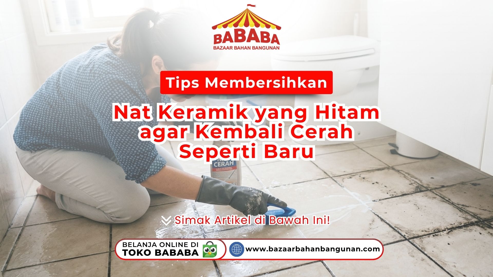 Seorang wanita memakai sarung tangan karet sedang mempraktikkan cara Membersihkan Nat Keramik Hitam memakai sikat di lantai kamar mandi Toko Bababa