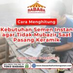 Seorang tukang bangunan sedang mempraktikkan metode Menghitung Kebutuhan Semen Instan di area lantai kamar mandi Toko Bababa