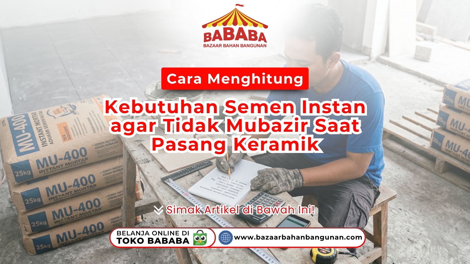 Seorang tukang bangunan sedang mempraktikkan metode Menghitung Kebutuhan Semen Instan di area lantai kamar mandi Toko Bababa