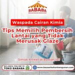 Seorang petugas wanita memakai kacamata menuangkan cairan biru pada artikel Waspada Cairan Kimia Lantai di koridor Toko Bazaar Bahan Bangunan Bababa