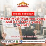 Seorang sales wanita menunjukkan dua sampel ubin kuis Tebak Motif Marmer Granit pilihan A dan B kepada konsumen pria di Toko Bababa